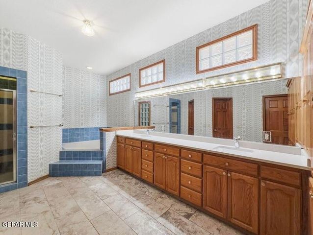 1092 THUNDERBIRD Drive, El Paso, TX 79912