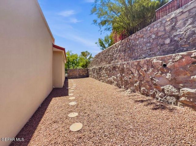 1092 THUNDERBIRD Drive, El Paso, TX 79912