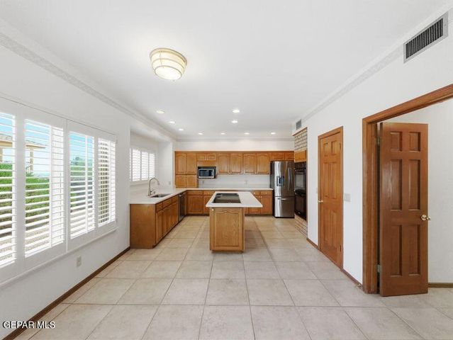 1092 THUNDERBIRD Drive, El Paso, TX 79912