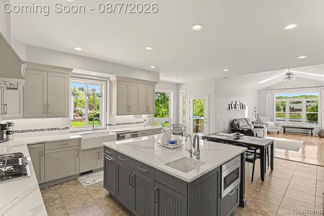 10654 W Braemar, Holly, MI 48442