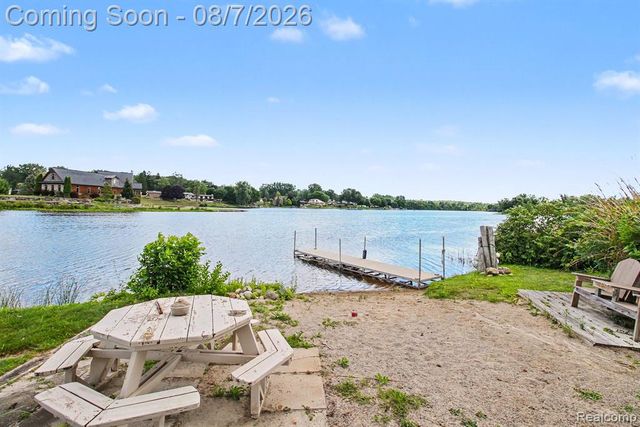 10654 W Braemar, Holly, MI 48442