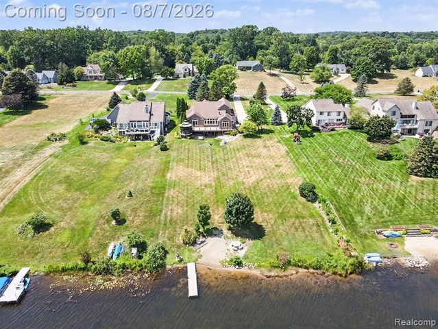 10654 W Braemar, Holly, MI 48442