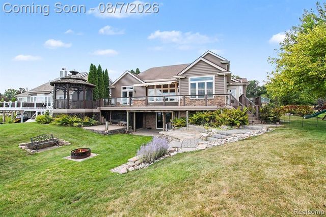 10654 W Braemar, Holly, MI 48442