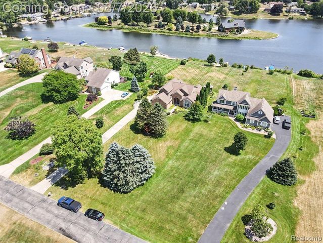 10654 W Braemar, Holly, MI 48442