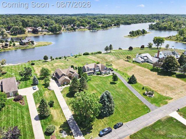 10654 W Braemar, Holly, MI 48442