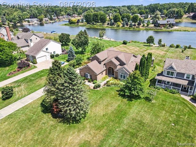 10654 W Braemar, Holly, MI 48442