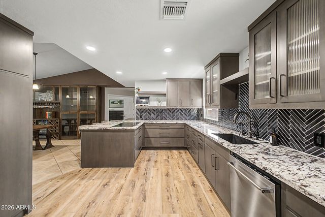 7588 W KERRY Lane, Glendale, AZ 85308