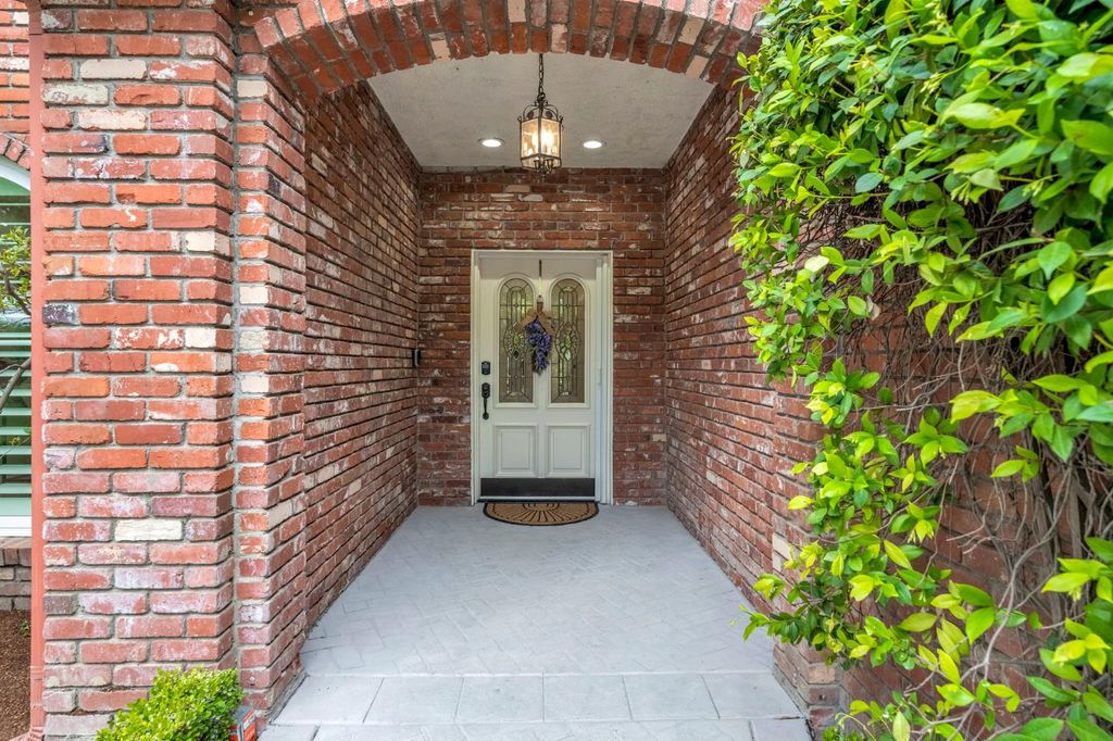 Image 11 of property listing at 294 W Canadian Avenue, Fresno, CA 93711