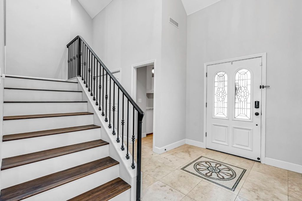 Image 12 of property listing at 294 W Canadian Avenue, Fresno, CA 93711