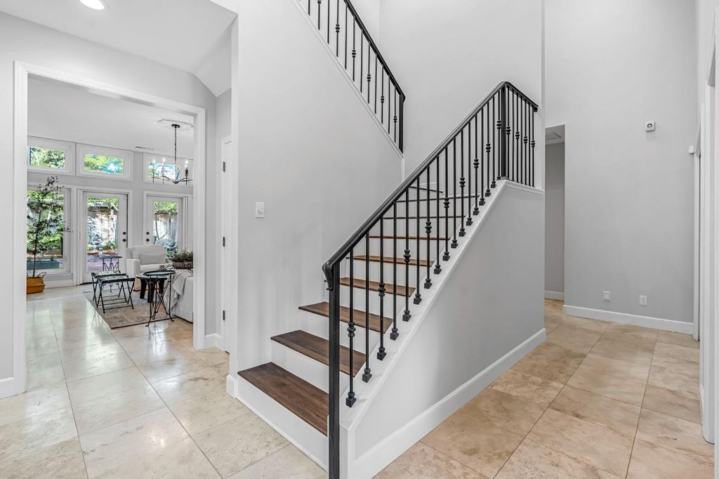 Image 13 of property listing at 294 W Canadian Avenue, Fresno, CA 93711