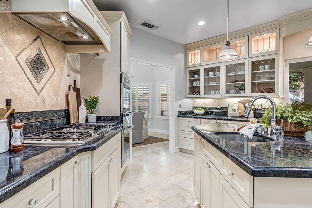 Image 25 of property listing at 294 W Canadian Avenue, Fresno, CA 93711