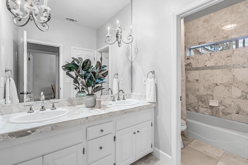 Image 38 of property listing at 294 W Canadian Avenue, Fresno, CA 93711