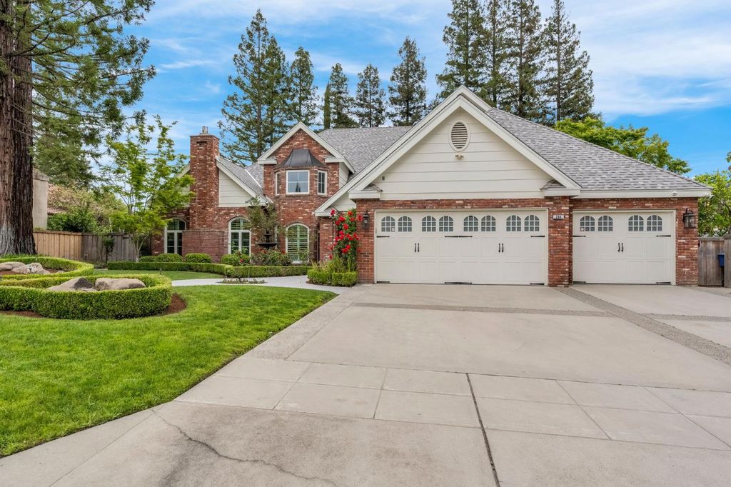 Image 9 of property listing at 294 W Canadian Avenue, Fresno, CA 93711