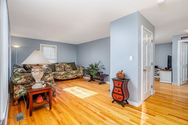 7 Robert Drive, Nashua, NH 03063