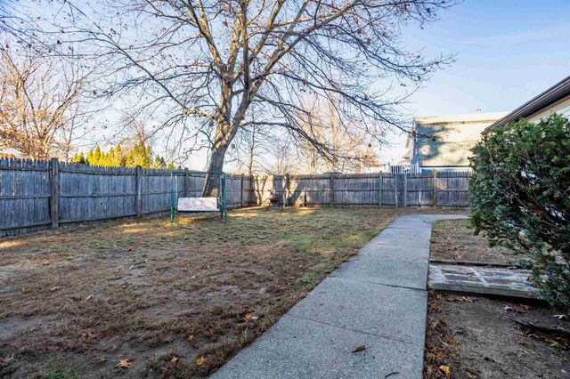 7 Robert Drive, Nashua, NH 03063