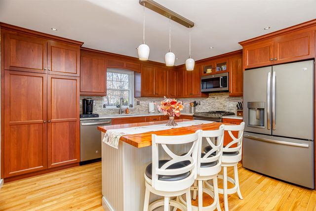 7 Robert Drive, Nashua, NH 03063