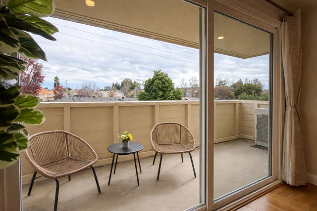 1033 Crestview Drive 216, Mountain View, CA 94040