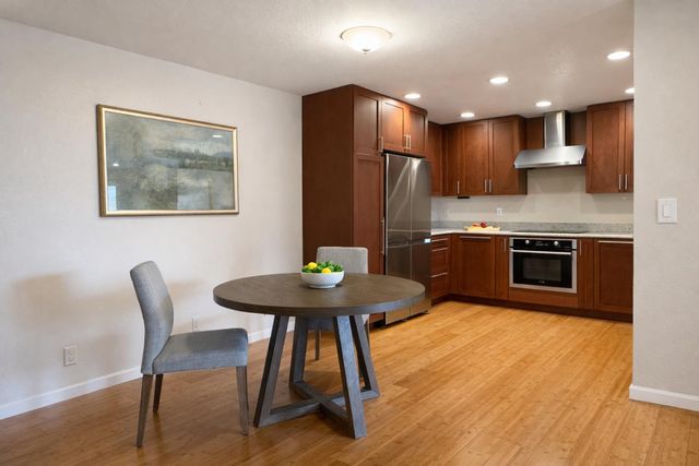 1033 Crestview Drive 216, Mountain View, CA 94040