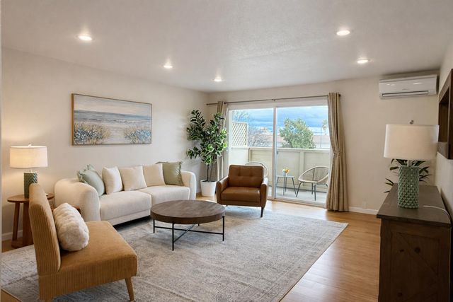 1033 Crestview Drive 216, Mountain View, CA 94040