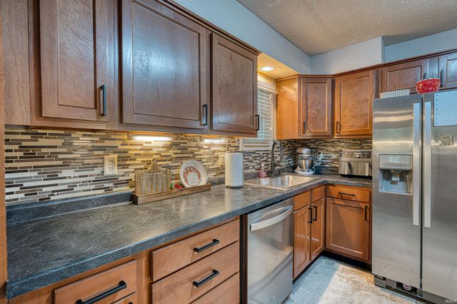 7717 Meadowview Drive, Evansville, IN 47710