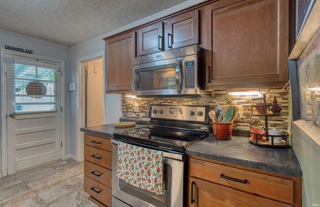7717 Meadowview Drive, Evansville, IN 47710