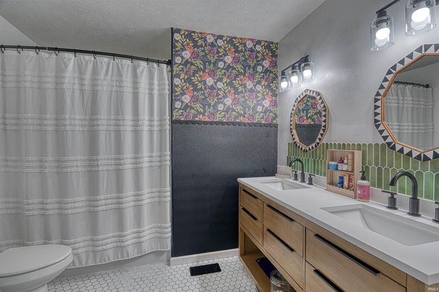 7717 Meadowview Drive, Evansville, IN 47710