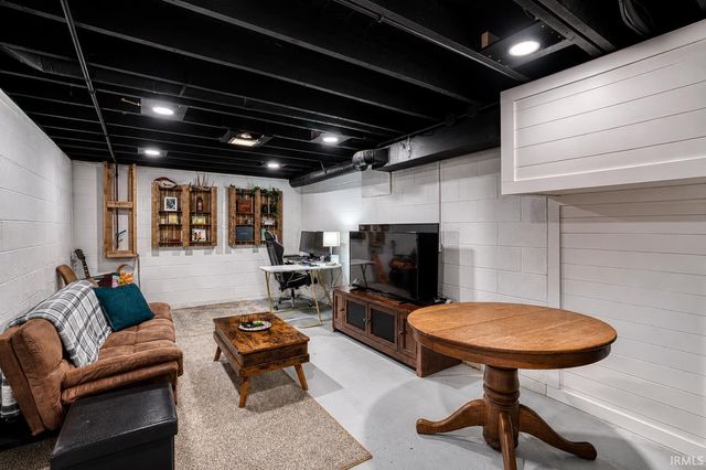 7717 Meadowview Drive, Evansville, IN 47710