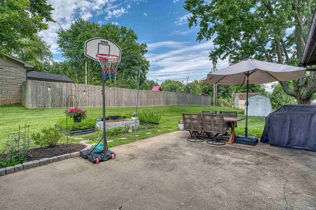 7717 Meadowview Drive, Evansville, IN 47710