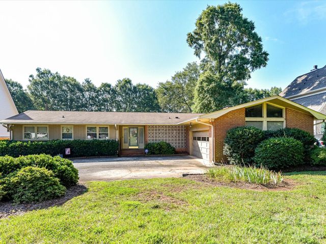 911 Lansdowne Road, Charlotte, NC 28270