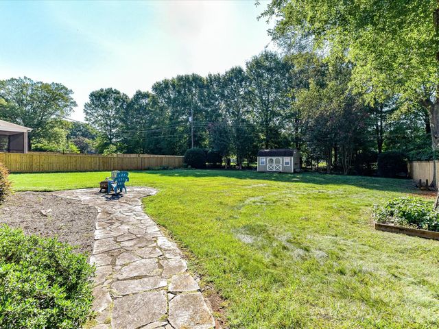 911 Lansdowne Road, Charlotte, NC 28270