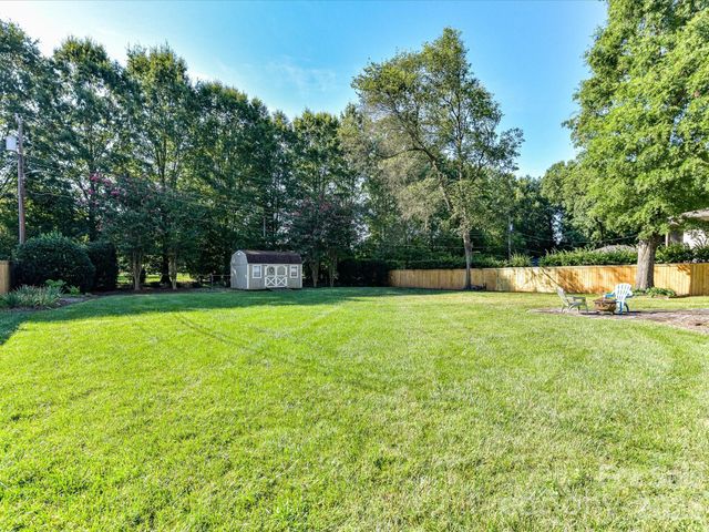 911 Lansdowne Road, Charlotte, NC 28270