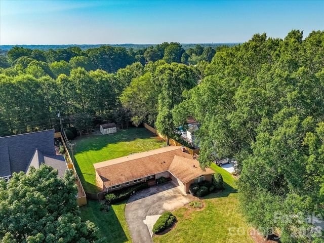911 Lansdowne Road, Charlotte, NC 28270