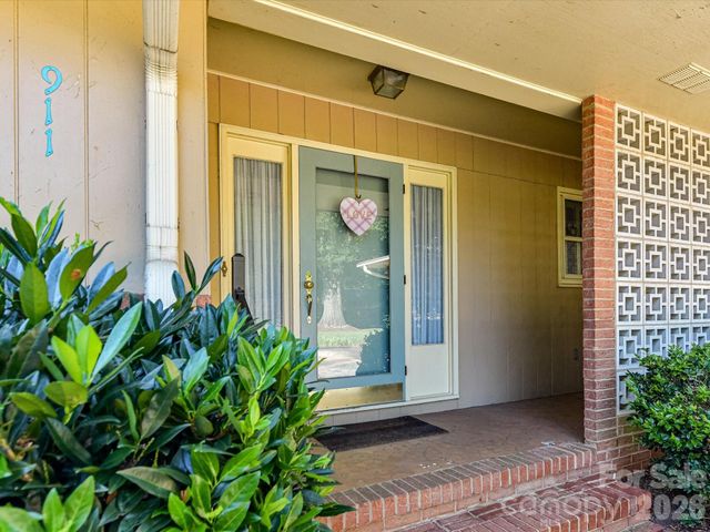 911 Lansdowne Road, Charlotte, NC 28270