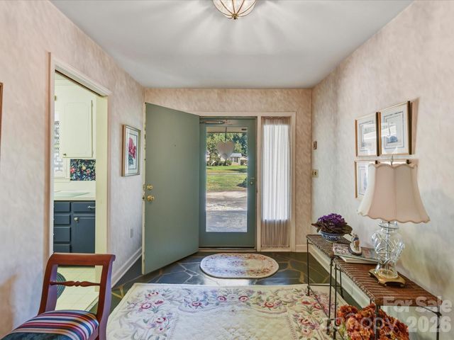 911 Lansdowne Road, Charlotte, NC 28270