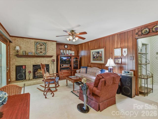 911 Lansdowne Road, Charlotte, NC 28270
