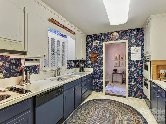911 Lansdowne Road, Charlotte, NC 28270