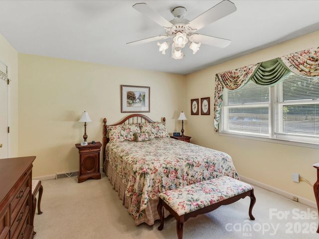 911 Lansdowne Road, Charlotte, NC 28270