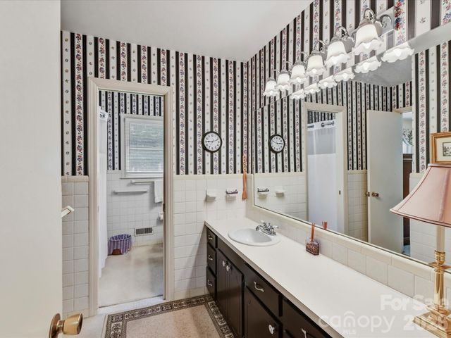911 Lansdowne Road, Charlotte, NC 28270