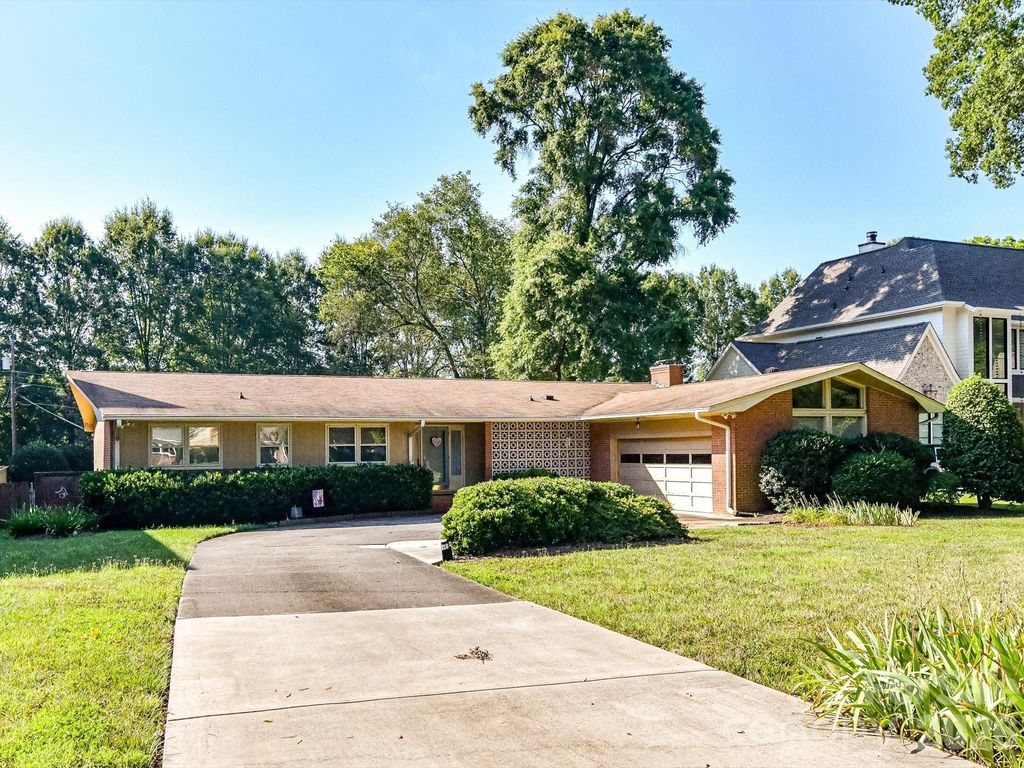911 Lansdowne Road, Charlotte, NC 28270