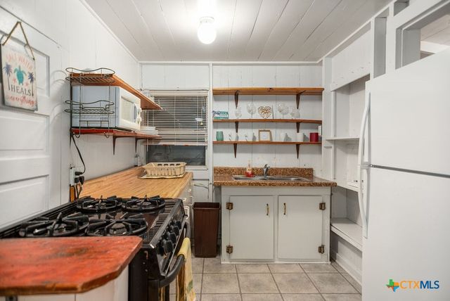 190 La Lucia Street, Port Lavaca, TX 77979