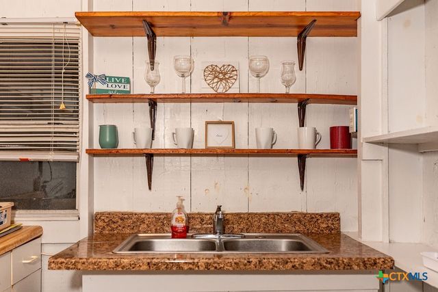 190 La Lucia Street, Port Lavaca, TX 77979