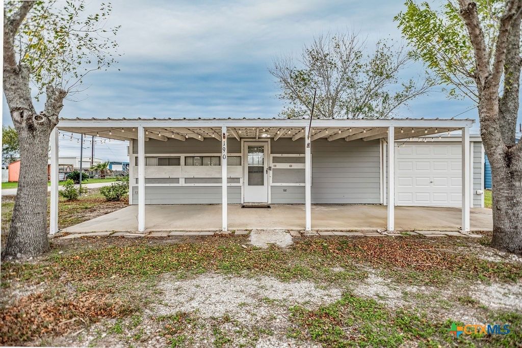 190 La Lucia Street, Port Lavaca, TX 77979