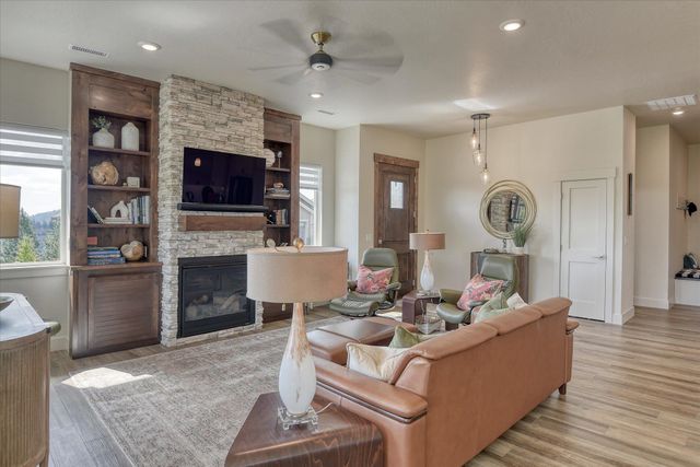 13622 N Eagle View Ln, Spokane, WA 99208