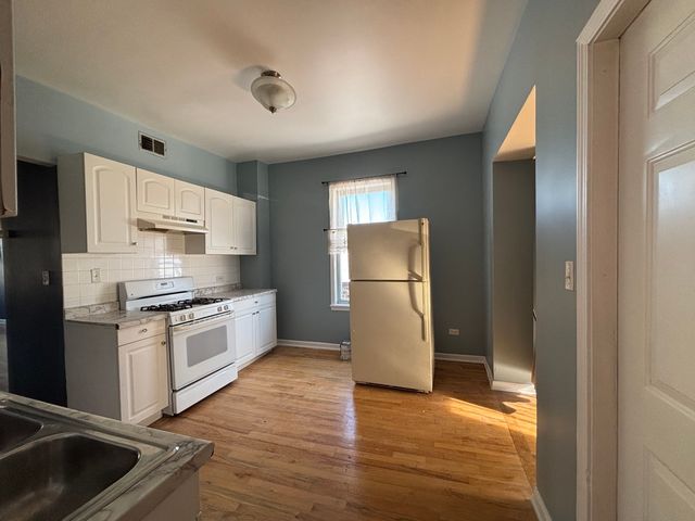 3553 W Cermak Road, Chicago, IL 60623