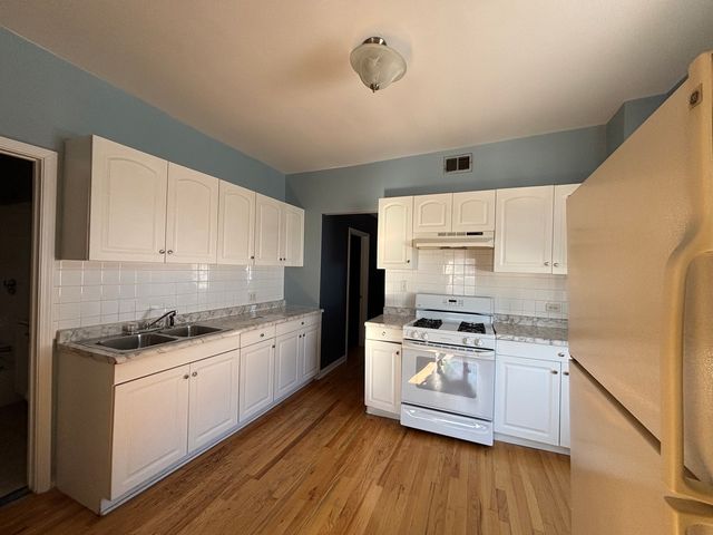 3553 W Cermak Road, Chicago, IL 60623