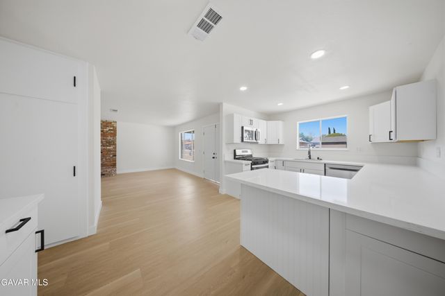 43342 Fenner Avenue, Lancaster, CA 93536