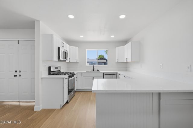 43342 Fenner Avenue, Lancaster, CA 93536