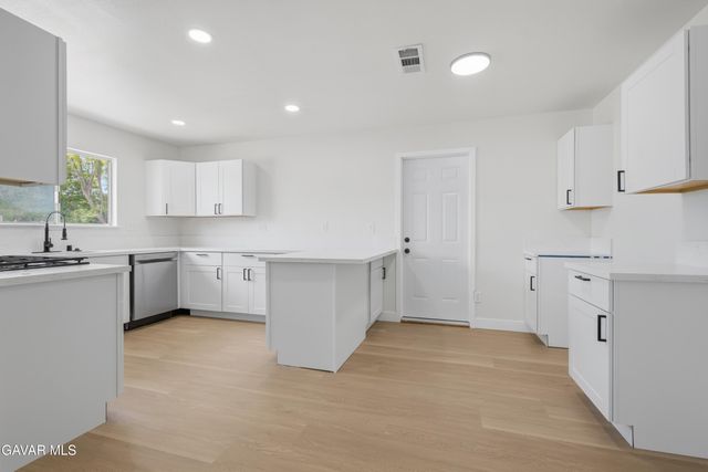 43342 Fenner Avenue, Lancaster, CA 93536