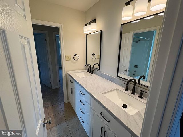 30 VALLEY DR, Telford, PA 18969