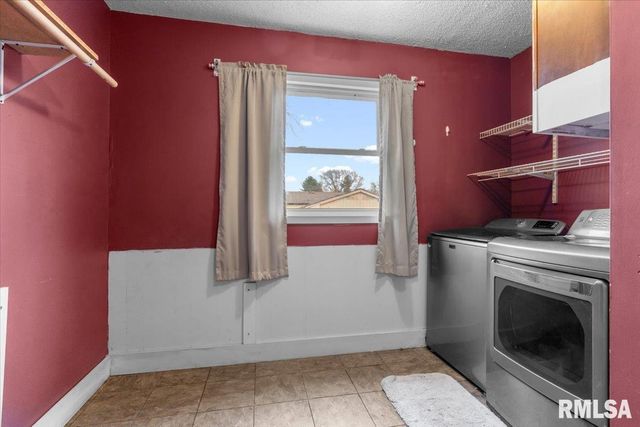 10 LANCELOT Drive, Rochester, IL 62563